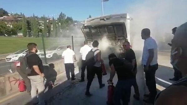 Kadıköy'deki Acıbadem Metrobüs Durağı'na gelen bir metrobüsün motor kısmında yangın çıktı, yolcular kendilerini dışarı attı. - Sputnik Türkiye