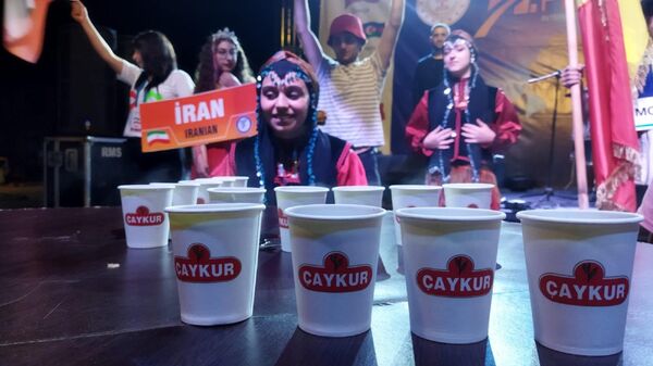 Rize'nin Ardeşen ilçesinde düzenlenen festivalde 7 ülkeden yarışmacıların katıldığı en hızlı çay içme yarışmasında Aleyna Yıldırım birinci oldu. - Sputnik Türkiye