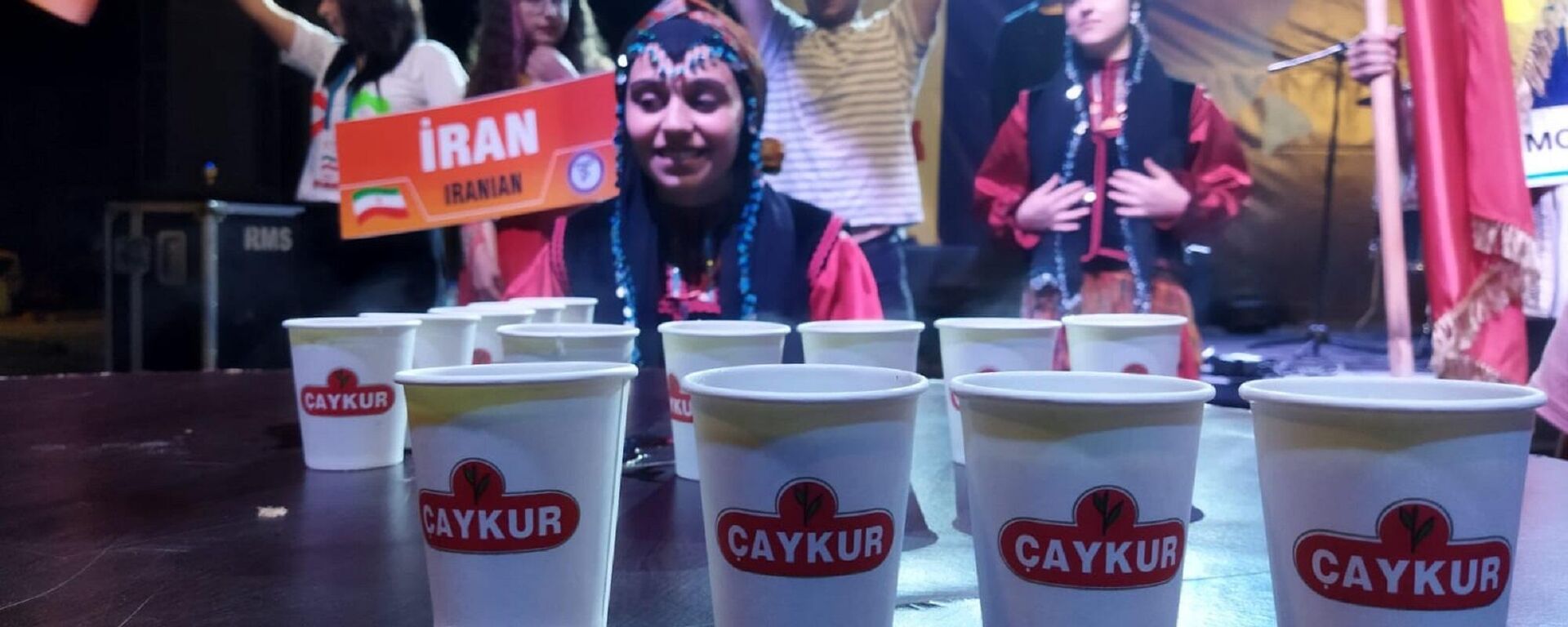 Rize'nin Ardeşen ilçesinde düzenlenen festivalde 7 ülkeden yarışmacıların katıldığı en hızlı çay içme yarışmasında Aleyna Yıldırım birinci oldu. - Sputnik Türkiye, 1920, 23.07.2022