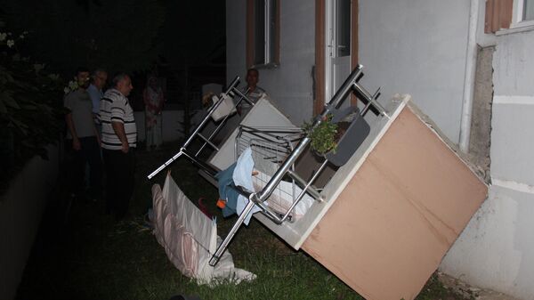 Kocaeli'nin Kartepe ilçesinde evli çiftin oturduğu balkon bir anda çöktü. - Sputnik Türkiye