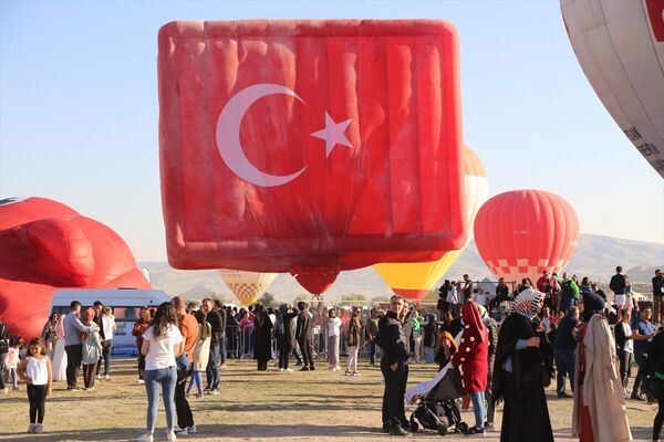 Etkinliği düzenleyen Mehmet Halis Aydoğan, bölge halkının yanı sıra çevre illerden de çok sayıda kişinin festival için Göreme&#x27;ye geldiğini belirterek, &quot;İlgi yoğun, hafta sonu olması nedeniyle çok daha fazla kişi alana geldi. Yabancı ülkelerden 16 balon festivale katıldı. Gelecek yıl katılımın çok daha fazla olacağını düşünüyorum. Cumhuriyetin kuruluşunun 100&#x27;üncü yılı dolayısıyla farklı ülkelerden 100 figürlü balonun festivale katılması planlanıyor&quot; dedi. - Sputnik Türkiye