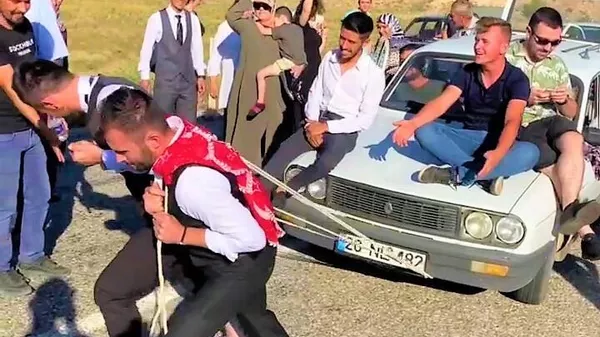 Damat ve sağdıcına 'gelenek' diye 1 tonluk aracı çektirdiler - Sputnik Türkiye