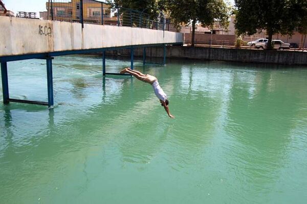Gençler ise tehlikeli olmasına rağmen Devlet Su İşleri’ne (DSİ) ait sulama kanallarına girdi.
 - Sputnik Türkiye