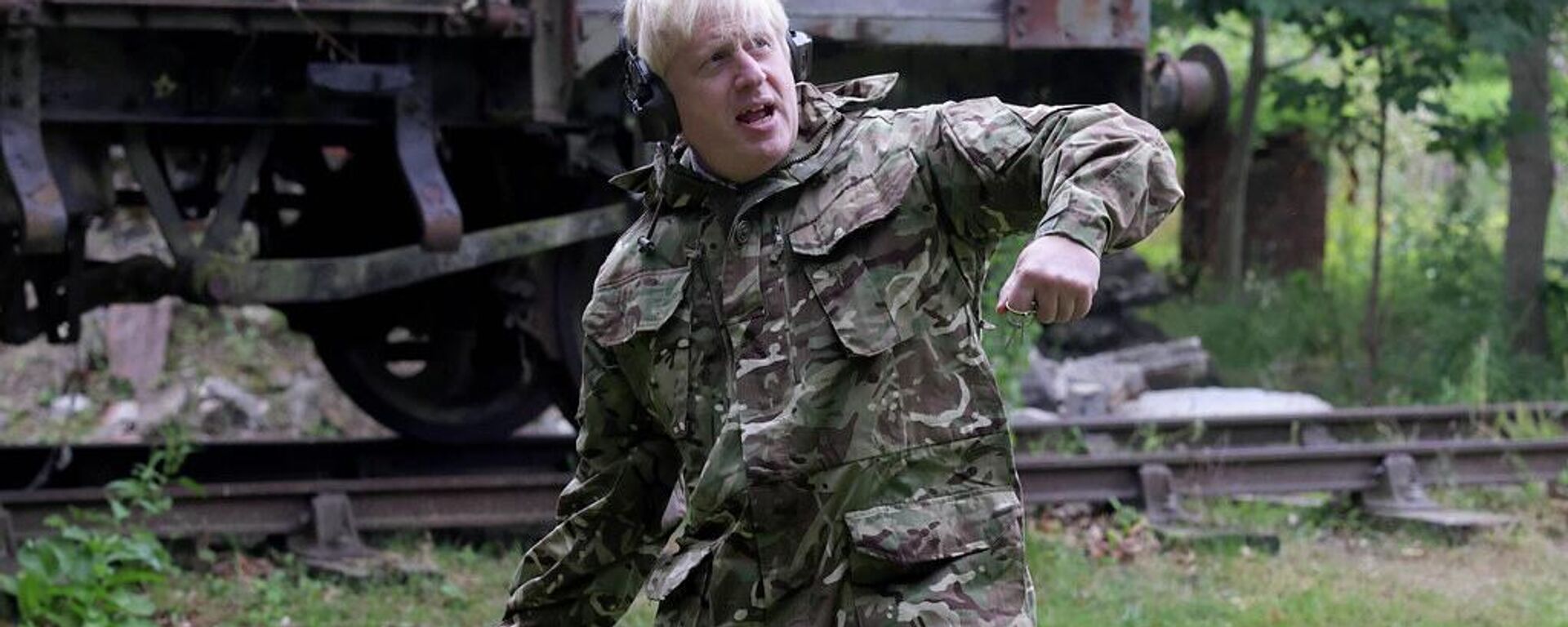 Britanya Başbakanı Boris Johnson, Kuzey Yorkshire'daki askeri üste Ukraynalı askerlerle el ele kol kola eğitimlerine katılırken bir noktada el bombası da attı.  - Sputnik Türkiye, 1920, 24.07.2022
