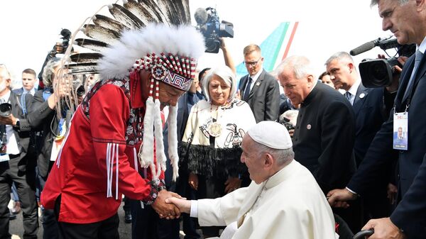 Katolik dünyasının lideri Papa Francis, Kilise'nin Kanada'daki yatılı okullarında fiziksel şiddete ve cinsel istismara maruz kalan yerli gruplarla görüşmek üzere Kanada'ya geldi. - Sputnik Türkiye