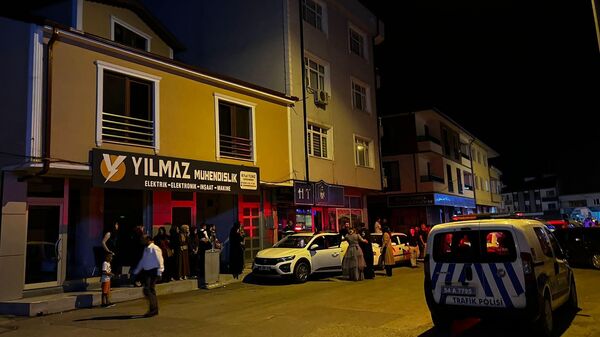 Düğünde çıkan kavga sokağa taştı, polis biber gazıyla tarafları ayırdı  - Sputnik Türkiye