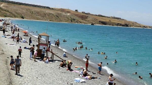 Van'ın mavi bayraklı Mollakasım Halk Plajı'nda yoğunluk - Sputnik Türkiye