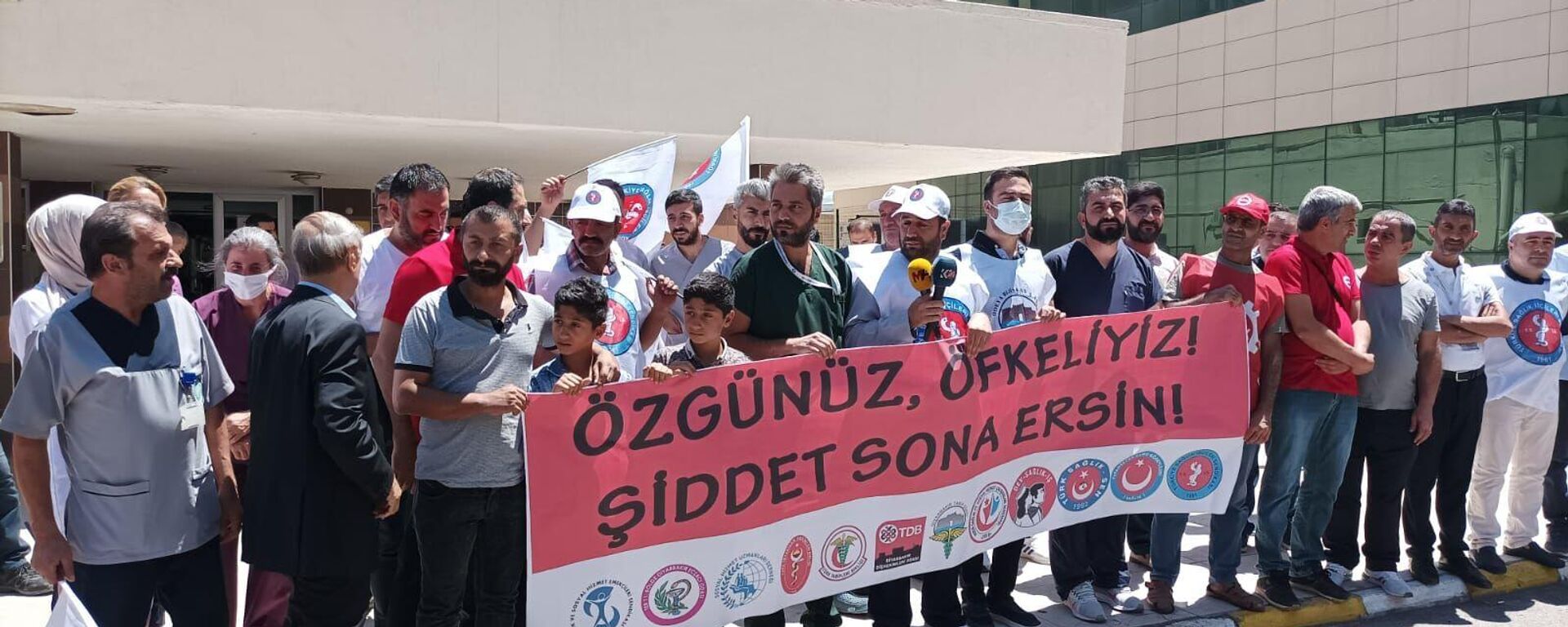 Sağlık örgütleri şiddeti protesto etti: ‘Ne sağlıkçının ne de halkın can güvenliği kalmamıştır' - Sputnik Türkiye, 1920, 25.07.2022