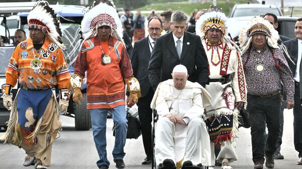Papa Francis, Katolik Kilisesi'nin Kanada'daki yatılı okullarında fiziksel şiddete ve cinsel istismara maruz kalan yerlilerden özür diledi. - Sputnik Türkiye