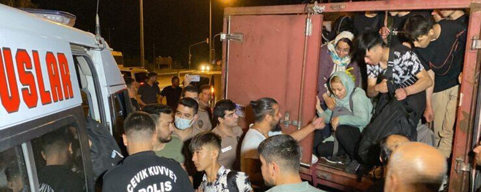 Aydın'ın Sultanhisar ilçesinde kamyonun kasasında 70 kaçak göçmen yakalandı. - Sputnik Türkiye, 1920, 26.07.2022