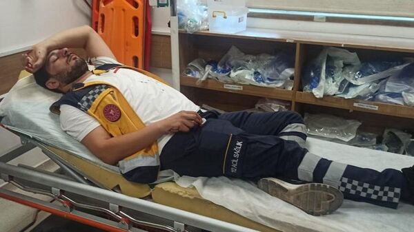 Şanlıurfa'da yeni doğan bir bebeğin naklini yapan ambulans şoförü Abdurahman Yandırıcı, seyir halindeki bir motosiklet sürücüsünü sıkıştırdığı iddiasıyla önü kesildi. Motosiklet sürücüsünün tekme ve yumrukla saldırdığı ambulans şoförünün burnu kırıldı. - Sputnik Türkiye