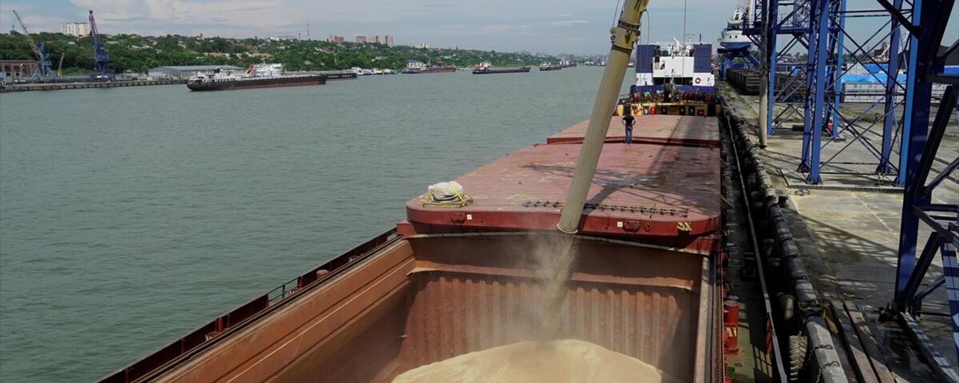 Rusya'nın Rostov-On-Don Limanı'nda, sevkiyatı yapılacak tahıllar gemilere yükleniyor - Sputnik Türkiye, 1920, 27.07.2022