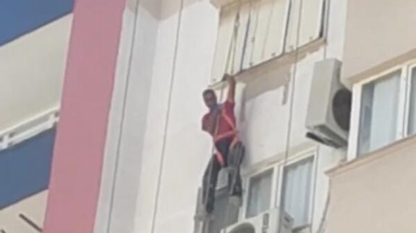 11. katta boya yapan işçiyi taşıyan halat koptu - Sputnik Türkiye