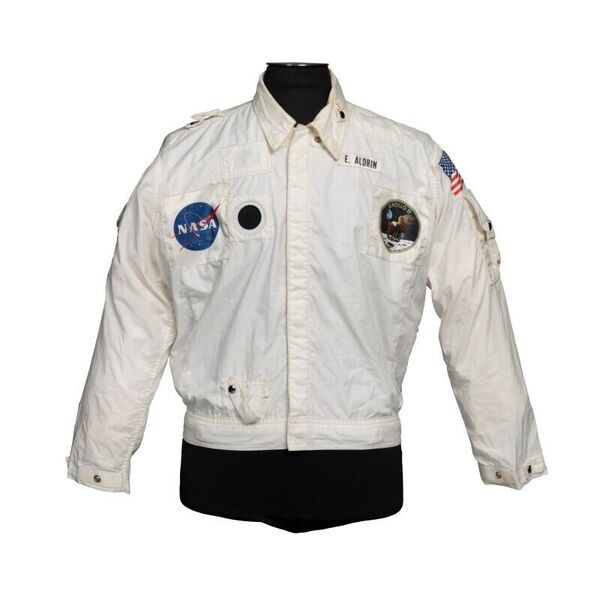 Aldrin&#x27;in uzay yolcuğu sırasında giydiği ve üzerinde ABD Havacılık ve Uzay Dairesi (NASA) logosu ile ABD bayrağının yer aldığı ceketi, 2 milyon 772 bin 500 dolara satıldı. - Sputnik Türkiye