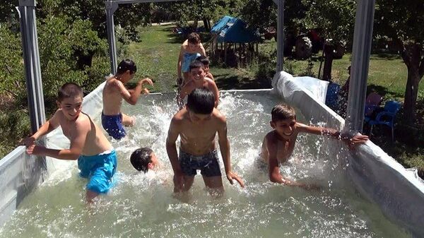 Sıcaktan bunalan çocuklar için römorku havuza çevirdi - Sputnik Türkiye