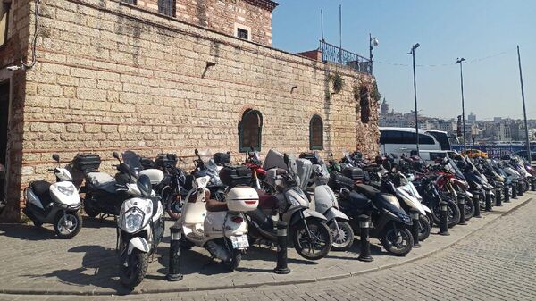 Tarihi meydana yüzlerce motosiklet park ediyor  - Sputnik Türkiye