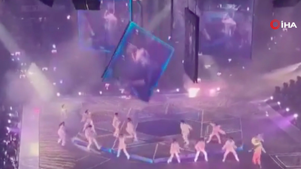 Konser sırasında dev ekran dansçıların üzerine düştü - Sputnik Türkiye