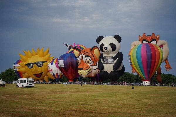 Readington kentinde bu yıl 39'uncusu düzenlenen 'Piyango Balon Festivali', sabahın erken saatlerinde çeşitli renk ve şekillerdeki 100 balonun havalanmasıyla başladı. - Sputnik Türkiye