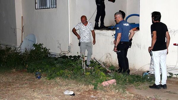 Adana'da, 14'üncü kattan beton zemine düşen genç ağır yaralandı - Sputnik Türkiye