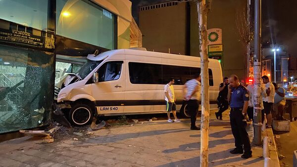 Kağıthane’de öksürük krizi tutan şoför, servis aracıyla bankaya girdi: 1 yaralı  - Sputnik Türkiye