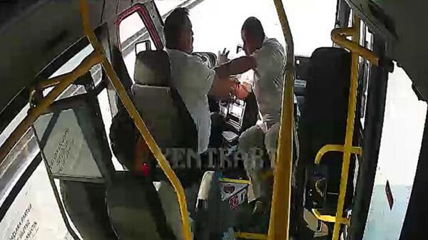 Direksiyon başındaki halk otobüsü şoförüne yumruk attı - Sputnik Türkiye