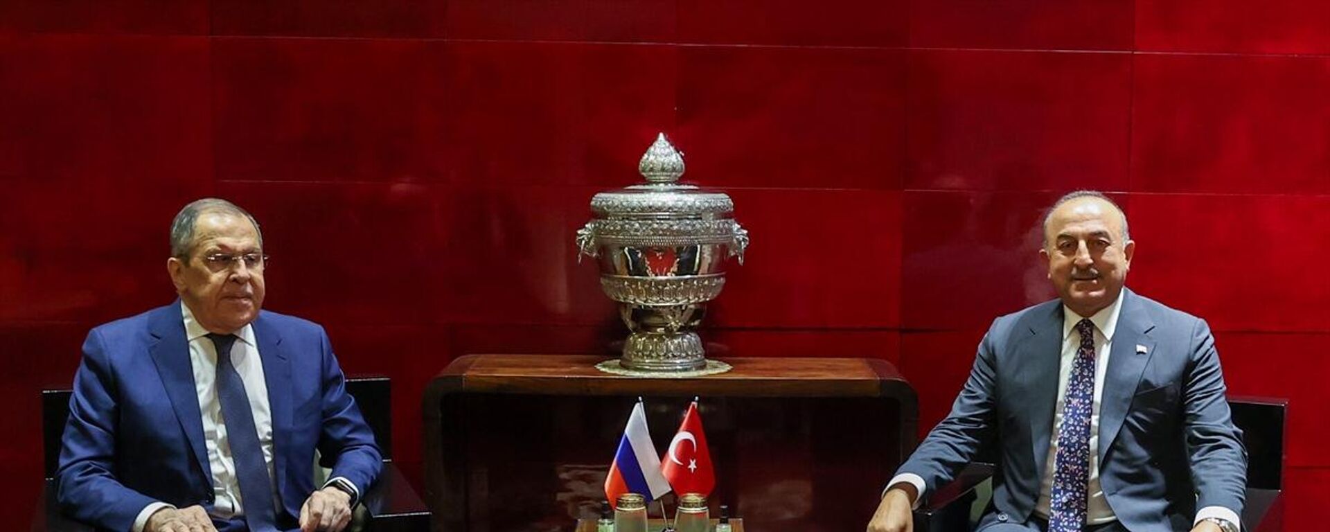 Türkiye Dışişleri Bakanı Mevlüt Çavuşoğlu ile Rusya  Dışişleri Bakanı Sergey Lavrov, Türkiye-Güneydoğu Asya Uluslar Birliği (ASEAN) Dördüncü Sektörel Diyalog Ortaklığı Üçlü Toplantısı'na katılmak için gittiği Kamboçya'nın başkenti Punom Pen'de bir araya geldi. - Sputnik Türkiye, 1920, 03.08.2022
