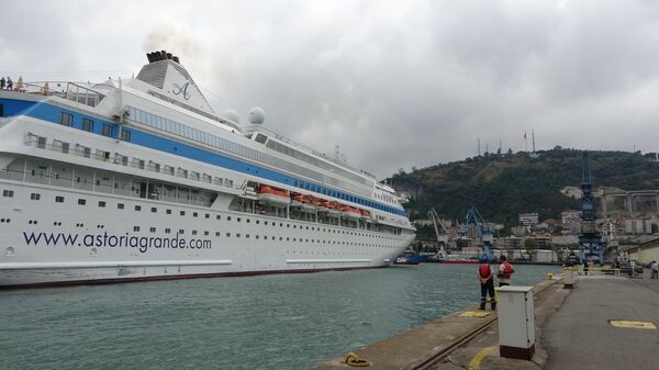 Trabzon Limanı 5 yıl sonra ilk kez Kruvaziyer gemisi ağırladı: Rus turistler folklor ile karşılandı - Sputnik Türkiye
