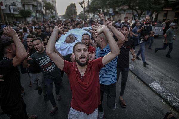 İsrail'in Gazze Şeridi'ne düzenlediği saldırılarda, biri çocuk 10 kişi hayatını kaybetti, 55 kişi yaralandı. Saldırı sonucu hayatını kaybeden 4 Filistinli için Gazze kentinde cenaze töreni düzenlendi. Cenazeye çok sayıda kişi katıldı.
 - Sputnik Türkiye
