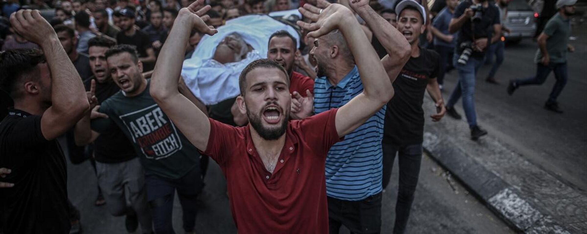 İsrail'in Gazze Şeridi'ne düzenlediği saldırılarda, biri çocuk 10 kişi hayatını kaybetti, 55 kişi yaralandı. Saldırı sonucu hayatını kaybeden 4 Filistinli için Gazze kentinde cenaze töreni düzenlendi. Cenazeye çok sayıda kişi katıldı.
 - Sputnik Türkiye, 1920, 05.08.2022