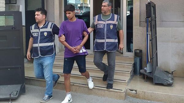 Bursa'da kendisini polis olarak tanıtıp terör örgütüne para yardımı yaptığını söylediği Hatice Ü.'den yaklaşık 4.5 milyon TL’lik para ve ziynet eşyası alan 19 yaşındaki Hasan Akbaş, kaçmaya çalışırken terminalde yakalandı. Gözaltına alınan Akbaş, sevk edildiği adliyede tutuklandı. - Sputnik Türkiye