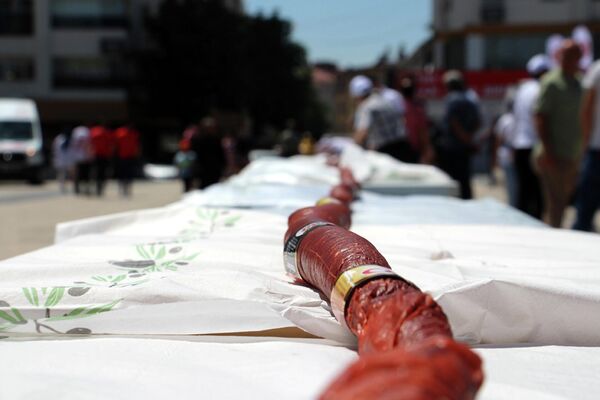 Kentin geleneklerinin yaşatıldığını ifade eden Sivaslılar, sucuğun çok lezzetli olduğunu belirterek festivali düzenleyenlere teşekkür etti. - Sputnik Türkiye