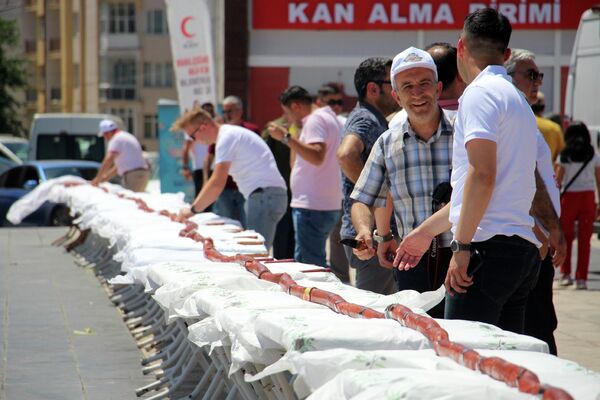 Dün başlayıp, 8 Ağustos’ta sona erecek festival kapsamında Ticaret Borsası&#x27;nın girişimiyle özel olarak hazırlanan 58 metrelik Sivas sucuğu, kurulan alanda kesilip, pişirilerek vatandaşlara ikram edildi. Açılan stantlarda da Sivas sucuğunun tanıtımı yapıldı. - Sputnik Türkiye