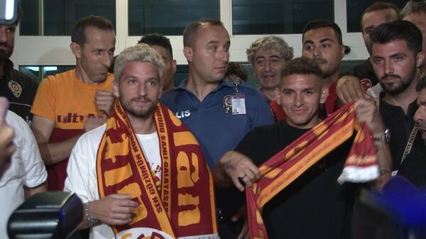 Galatasaray’ın anlaşmaya vardığı Belçikalı Dries Mertens ve Uruguaylı Lucas Torreira, İstanbul’a geldi. Uçağın geç saatlerde inmesine rağmen yüzlerce taraftar, havalimanına gelerek sevgi gösterisinde bulundu. - Sputnik Türkiye