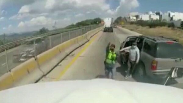 Meksika’da silahlı kişiler, trafikte yolunu kestikleri TIR'ı çaldı. Olayın görüntüleri TIR'ın güvenlik kamerası tarafından kaydedildi. - Sputnik Türkiye