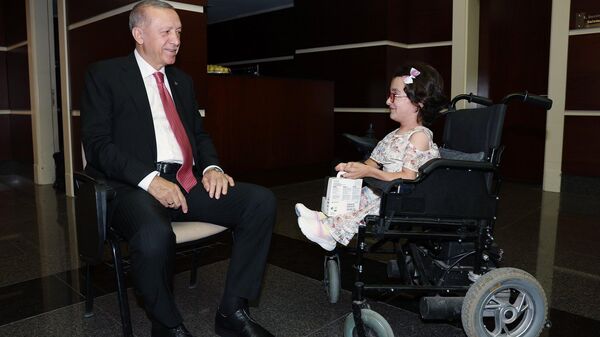 Cumhurbaşkanı Erdoğan cam kemik hastası Hira Cinali ve ailesi ile görüştü - Sputnik Türkiye