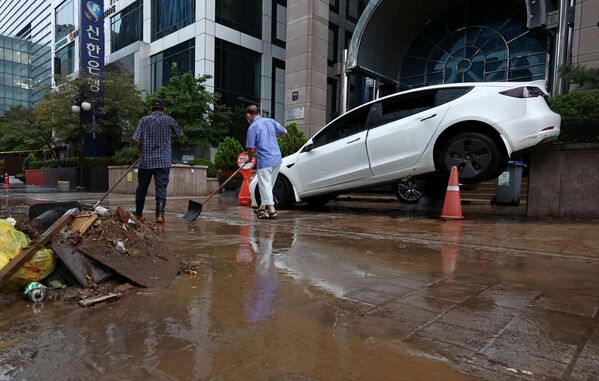 Normal hayat tamamen felç olurken yollarda araçlar sular altında kaldı, yetkililer yağışların şiddet artırarak süreceği uyarısı yaptı. - Sputnik Türkiye