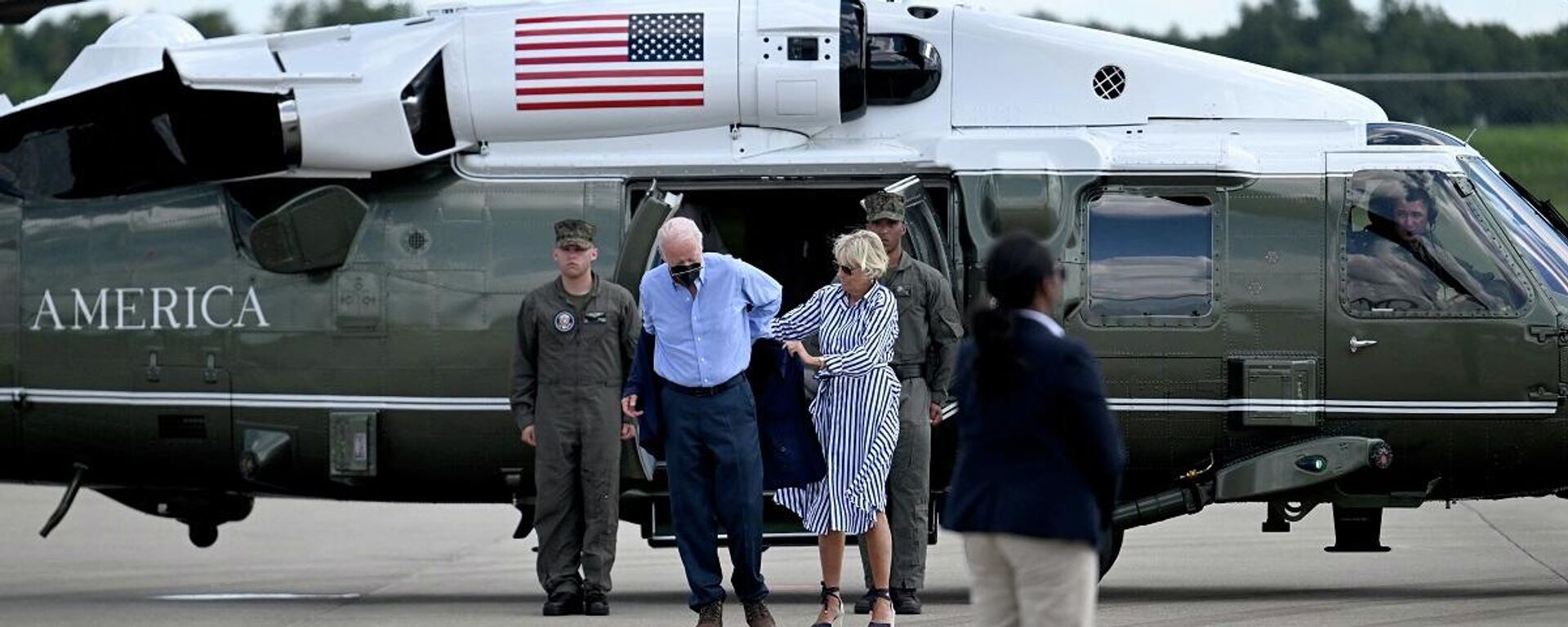 Dün helikopterden indikten sonra ceketini giyemeyen ABD Başkanı Joe Biden, daha sonra gözlüğünü düşürdü. Öte yandan Biden'ın hemen arkasında bulunan askerin şaşırmış yüz ifadesi ise dikkat çekti. - Sputnik Türkiye, 1920, 09.08.2022