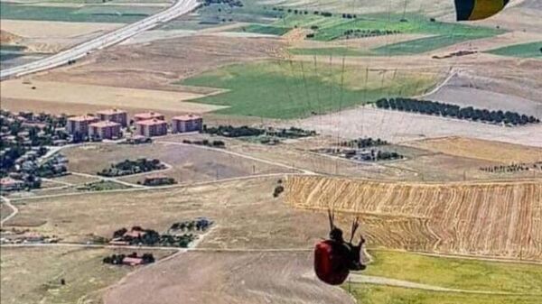 Ankara'nın Ayaş ilçesi Ayaş Paraşüt Tepesi'nden tek başına havalanan paraşütçü, kısa bir süre sonra metrelerce yüksekten düşerek hayatını kaybetti. - Sputnik Türkiye