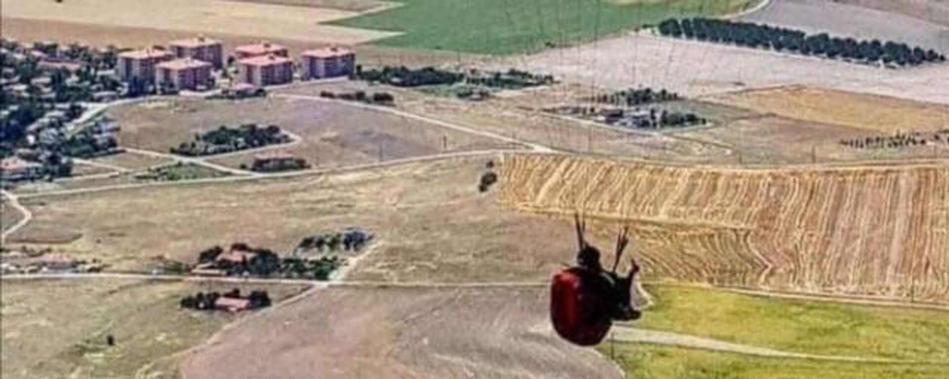 Ankara'nın Ayaş ilçesi Ayaş Paraşüt Tepesi'nden tek başına havalanan paraşütçü, kısa bir süre sonra metrelerce yüksekten düşerek hayatını kaybetti. - Sputnik Türkiye, 1920, 09.08.2022