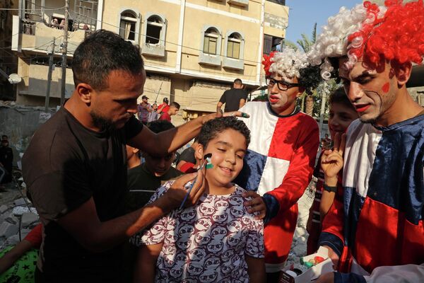 Gönüllü palyaçolar, Gazzeli çocukların yüzünü güldürdü - Sputnik Türkiye