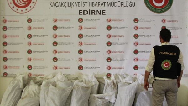 Ticaret Bakanı Mehmet Muş, bakanlığa bağlı Gümrük Muhafaza ekiplerince Kocaeli'ne gelen bir konteynerde 246,8 kilo kokain, Kapıkule Gümrük Kapısı’ndan ülkeye giren bir TIR'da ise 226,9 kilo esrar ele geçirildiğini açıkladı.
 - Sputnik Türkiye
