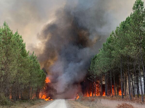 Ülkenin güneyinde geçen ay ülke tarihinin en büyük orman yangınlarıyla mücadele edildiği Gironde bölgesinden yeniden alevler yükseldi. Orman yangını nedeniyle 500 itfaiyecinin seferber edildi.Hostens komünündeki şiddetli yangının komşu bölge Landes’e de sıçradığı belirtildi. - Sputnik Türkiye