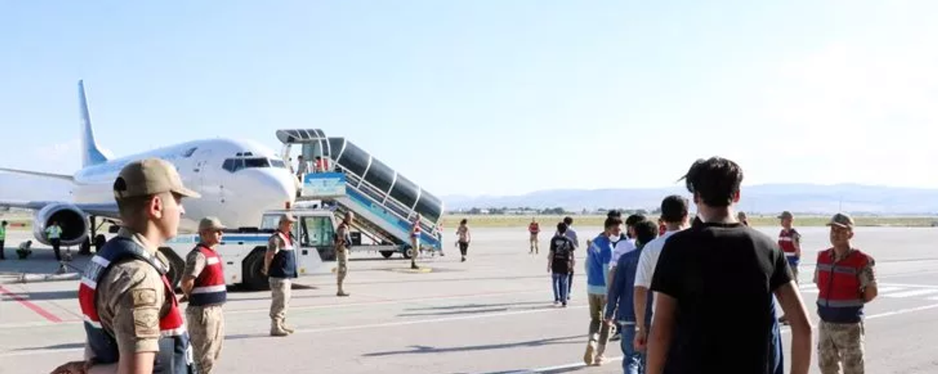 Türkiye'ye yasa dışı yollarla giriş yapan Afganistan uyruklu 227 göçmen, Erzurum'dan ülkelerine gönderildi. - Sputnik Türkiye, 1920, 10.08.2022