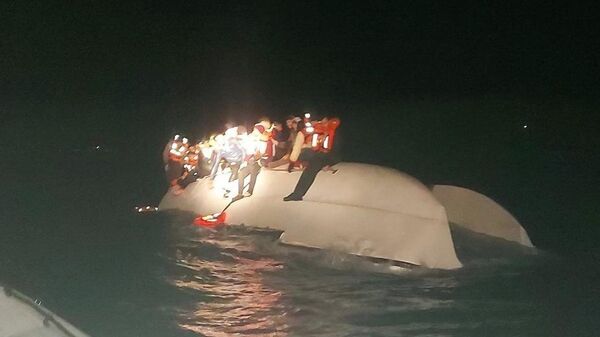 Yunanistan Sahil Güvenlik Teşkilatı (HCG), Kerpe Adası yakınlarında bir göçmen teknesinin battığını ve çok sayıda kişinin kaybolduğunu bildirdi. - Sputnik Türkiye
