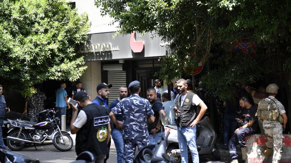 Lübnan'ın başkenti Beyrut'ta hesabındaki 200 bin dolar parayı çekemeyen silahlı şahıs, benzin bidonuyla girdiği bankada çalışanları ve müşterileri rehin aldı. - Sputnik Türkiye