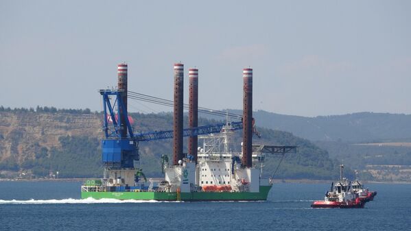 Kilitbahir Kalesi ile Kilitbahir köyü dağında bulunan ‘Dur Yolcu’ yazısı önünden geçen platform boğazın manevra yapılması en güç noktası olan Nara Burnu’nu döndükten sonra Yalova’ya gitmek üzere Marmara Denizi’ne doğru yol aldı. - Sputnik Türkiye