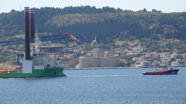 Ege Denizi’nden saat 11.00’de Çanakkale Boğazı’na giriş yapan 65 metre yüksekliğinde, 132 metre uzunluğunda, 15 bin 966 grostonluk Danimarka bayraklı ‘Sea Installer&#x27; adlı platform saat 14.30 sıralarında Çanakkale önlerinde oldu. - Sputnik Türkiye