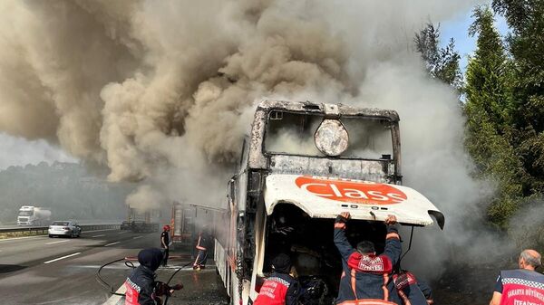 74 kişilik yolcu otobüsü TEM'de alev alev yandı  - Sputnik Türkiye