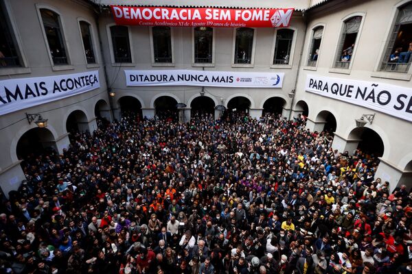 Brezilya’da ekim ayında yapılacak seçimler öncesi eski Devlet Başkanı Lula da Silva&#x27;ya destek artarken, mevcut Devlet Başkanı Jair Bolsonaro karşıtları sokaklara döküldü. - Sputnik Türkiye