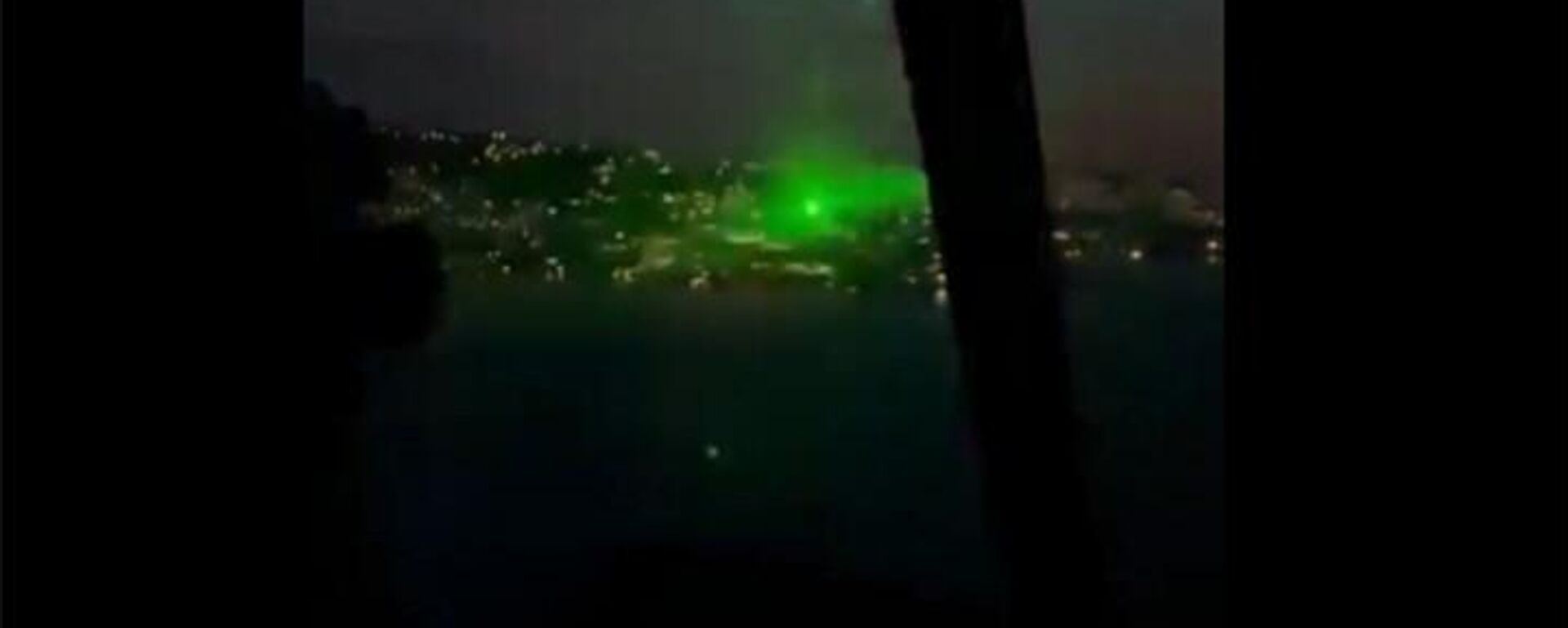 Bodrum'da havada seyir halindeki yangın söndürme helikopterine karadan lazer tutulan anlar kameraya yansıdı. - Sputnik Türkiye, 1920, 05.11.2025